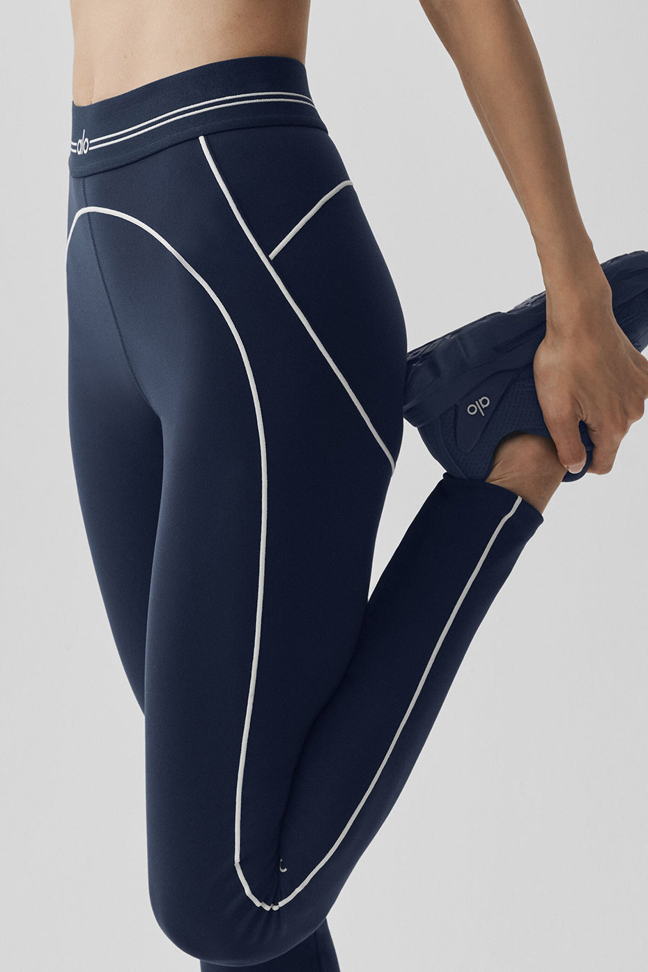 Legging Alo Yoga Navy - pose yoga